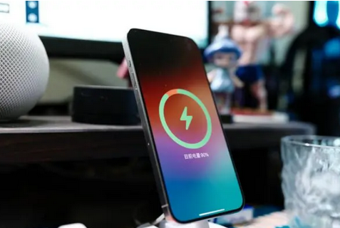 托克托苹果15换屏服务分享用什么充电器给iPhone15充电更好 